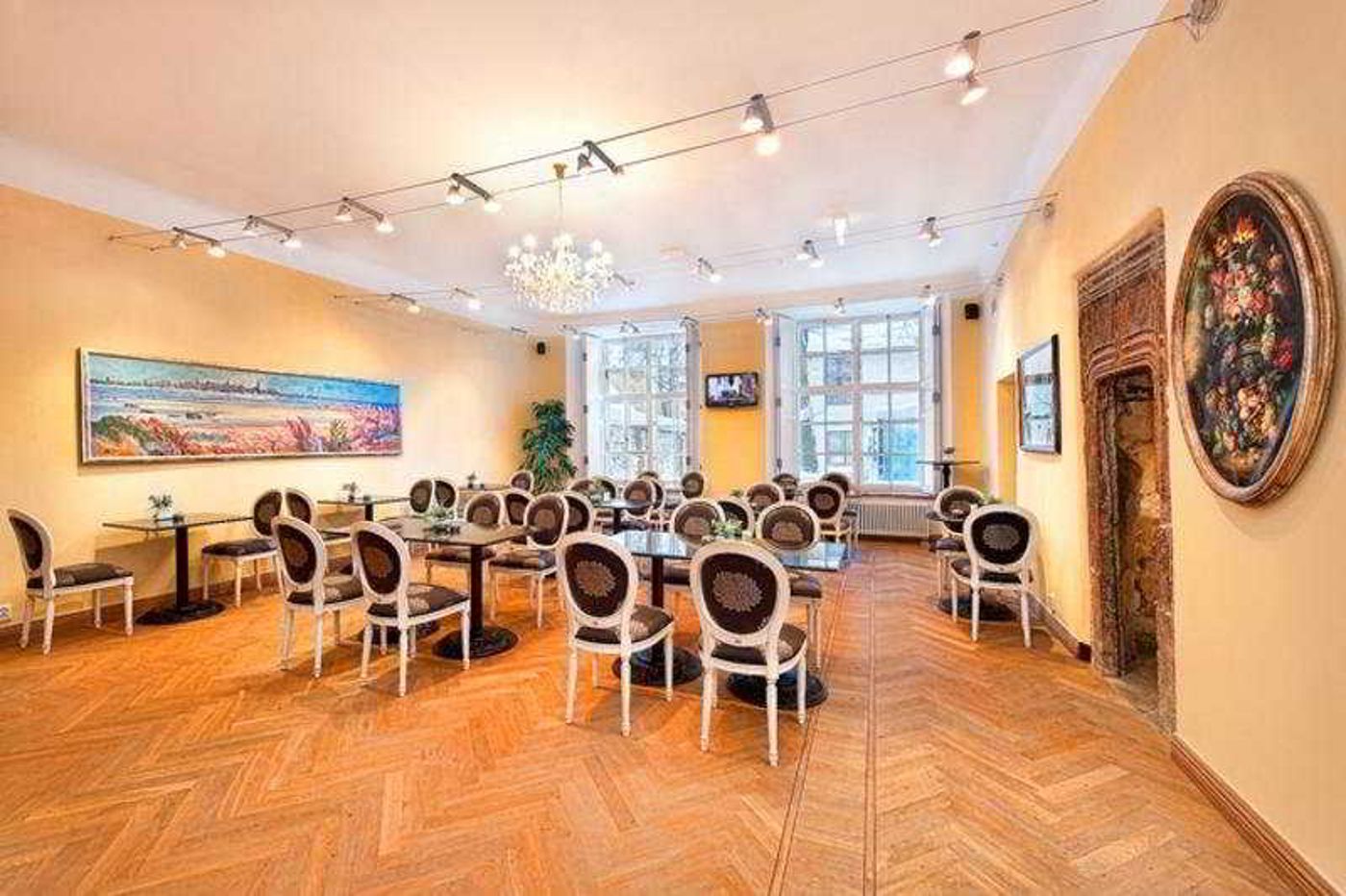 Meriton-Old-Town-Garden-Restaurant-43