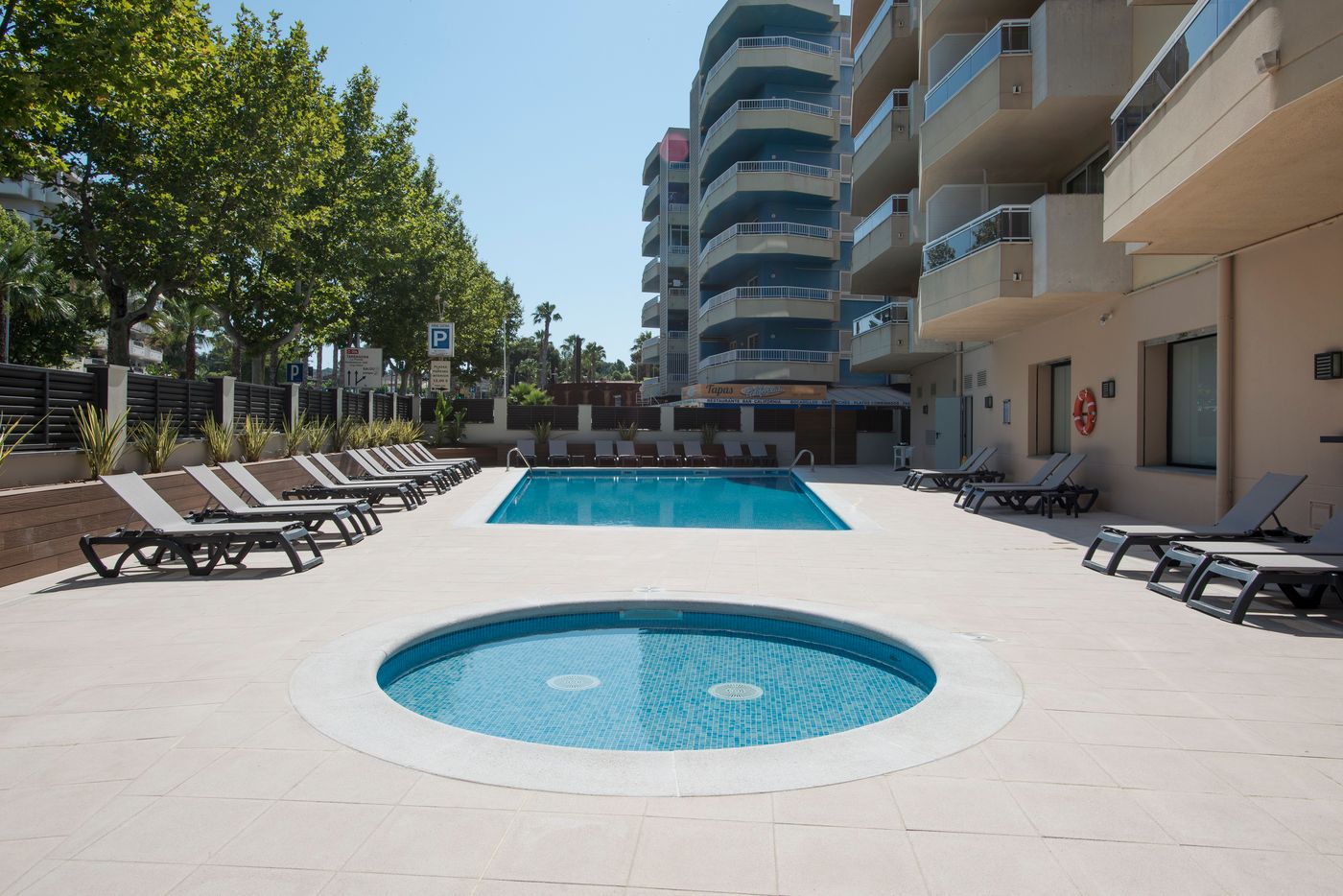 California-Apartments-III-Y-IV-Pool-2
