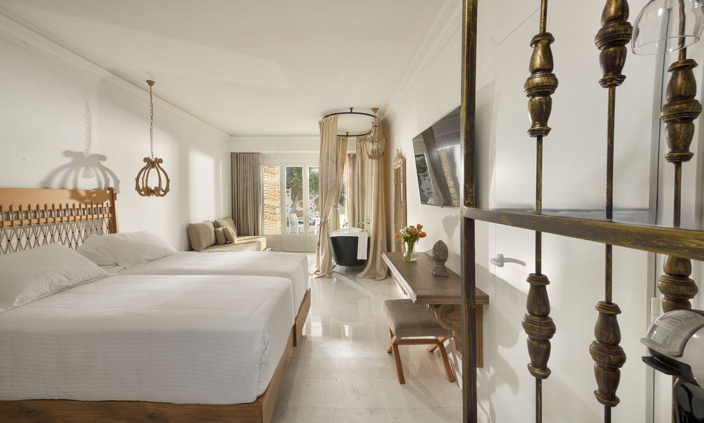 Saint-John-Hotel-Villas---Spa-Room-49