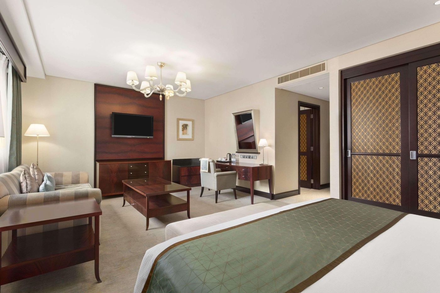 Crowne-Plaza-Jumeirah-Dubai-Room-26
