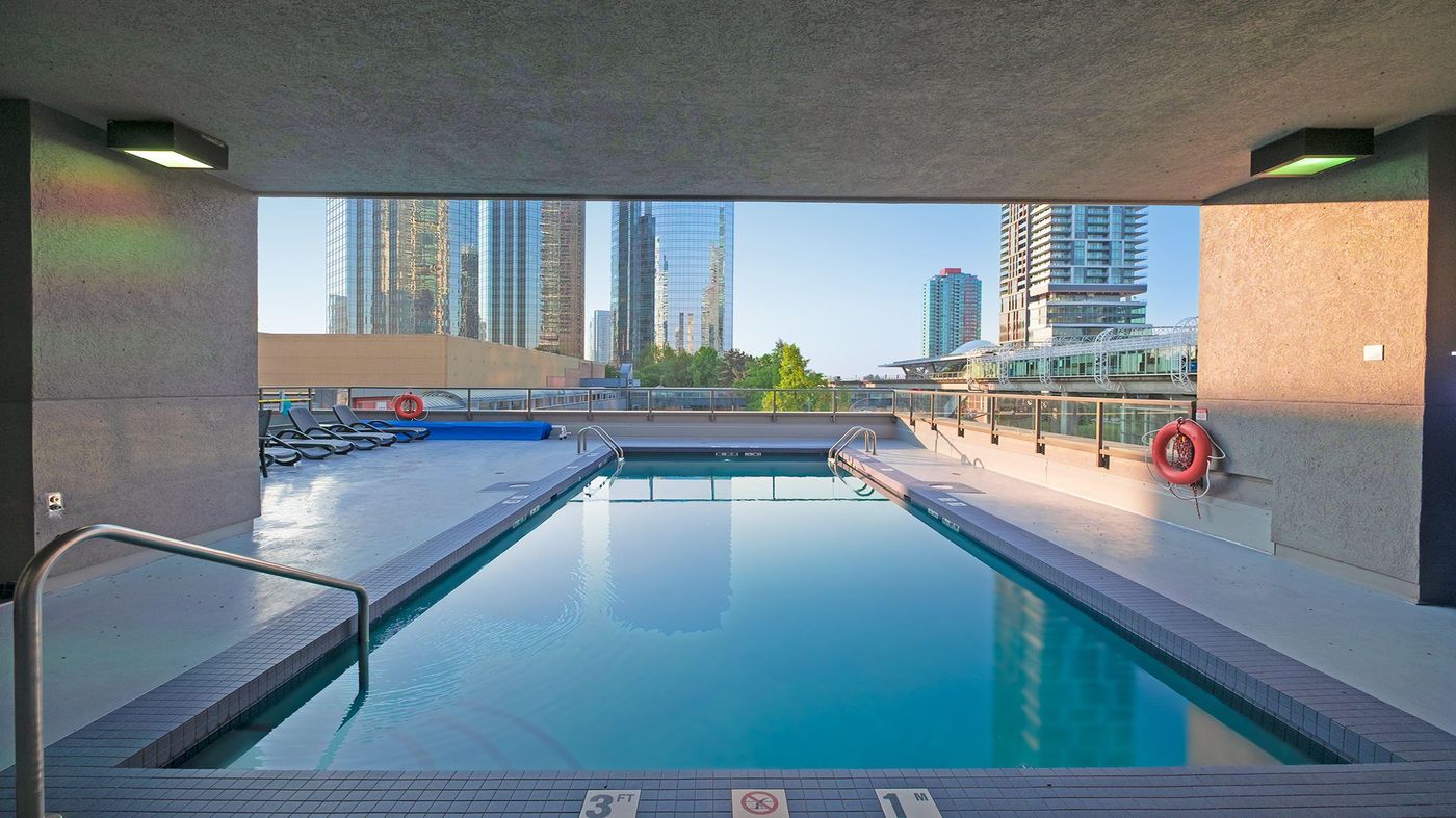 Holiday-Inn-Express-Vancouver-Metrotown--Burnaby--Pool-47