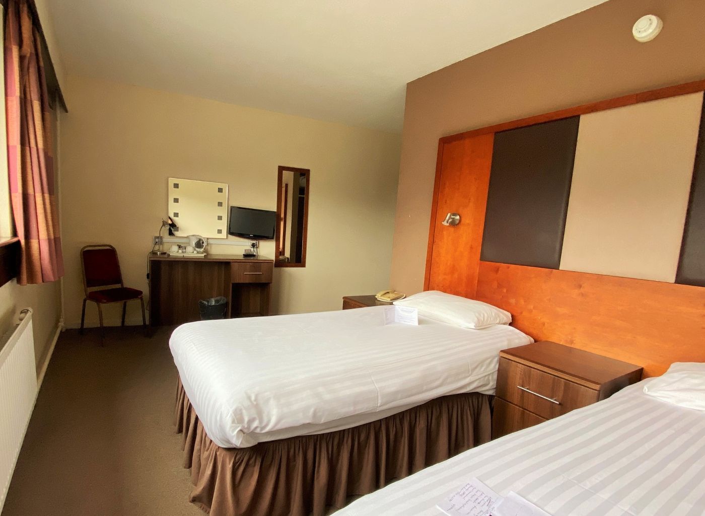 Normandy-United Kingdom-RENFREW-Room-7