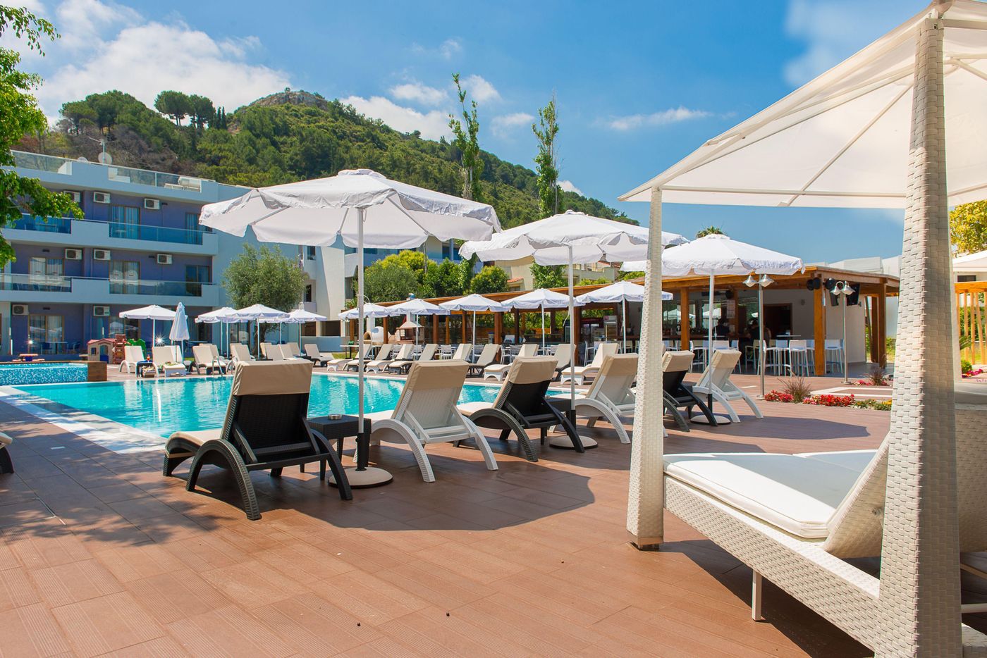 Sunny-Days-Apartments-Pool-9