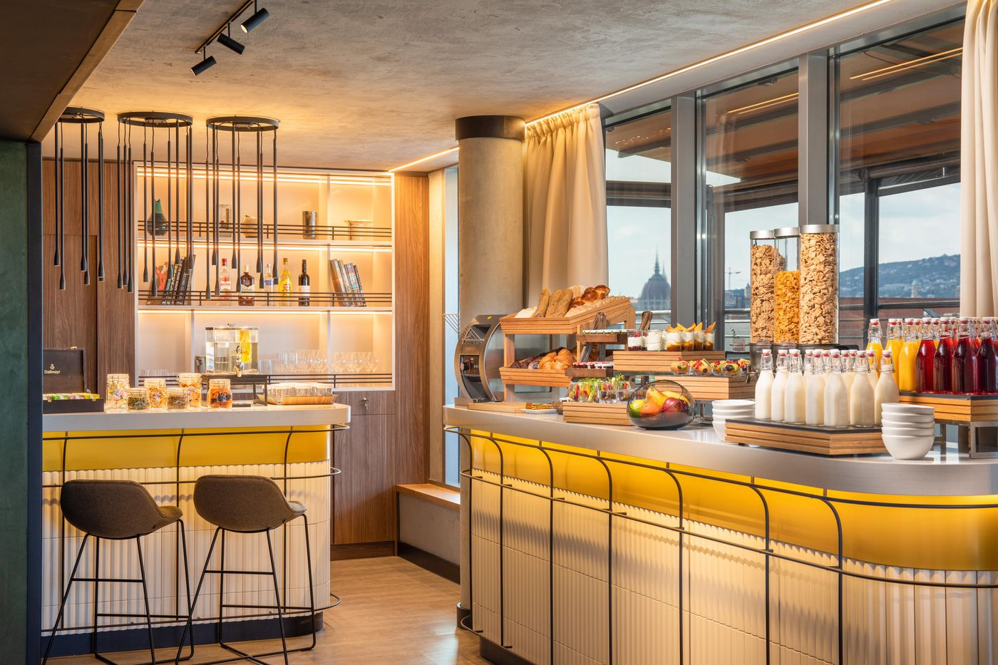 Crowne-Plaza-Budapest-Lobby-13