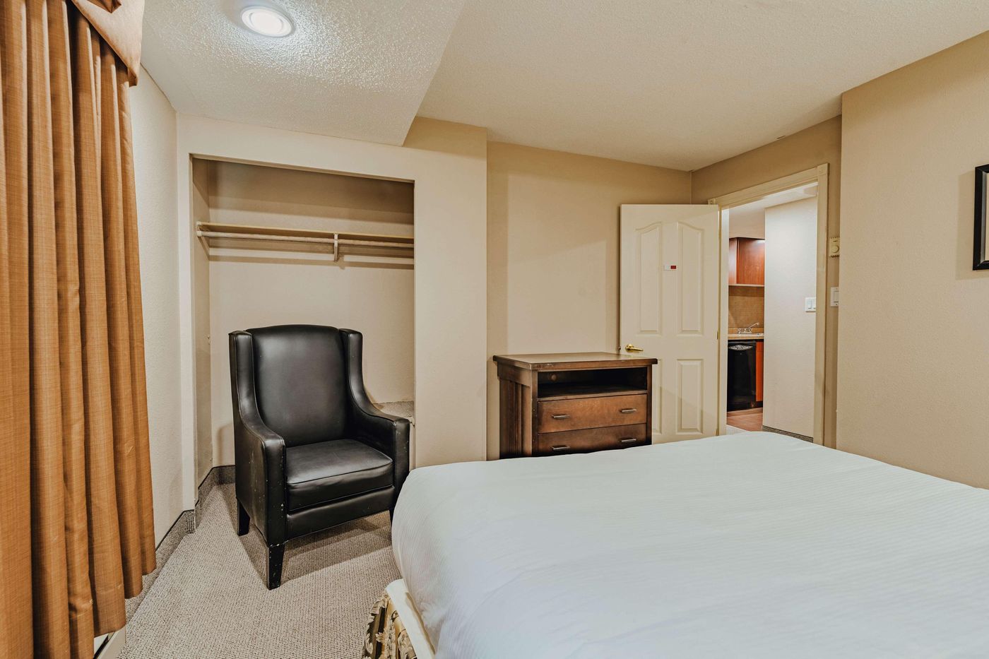SureStay-Plus-Hotel-by-Best-Western-Coquitlam-Room-6