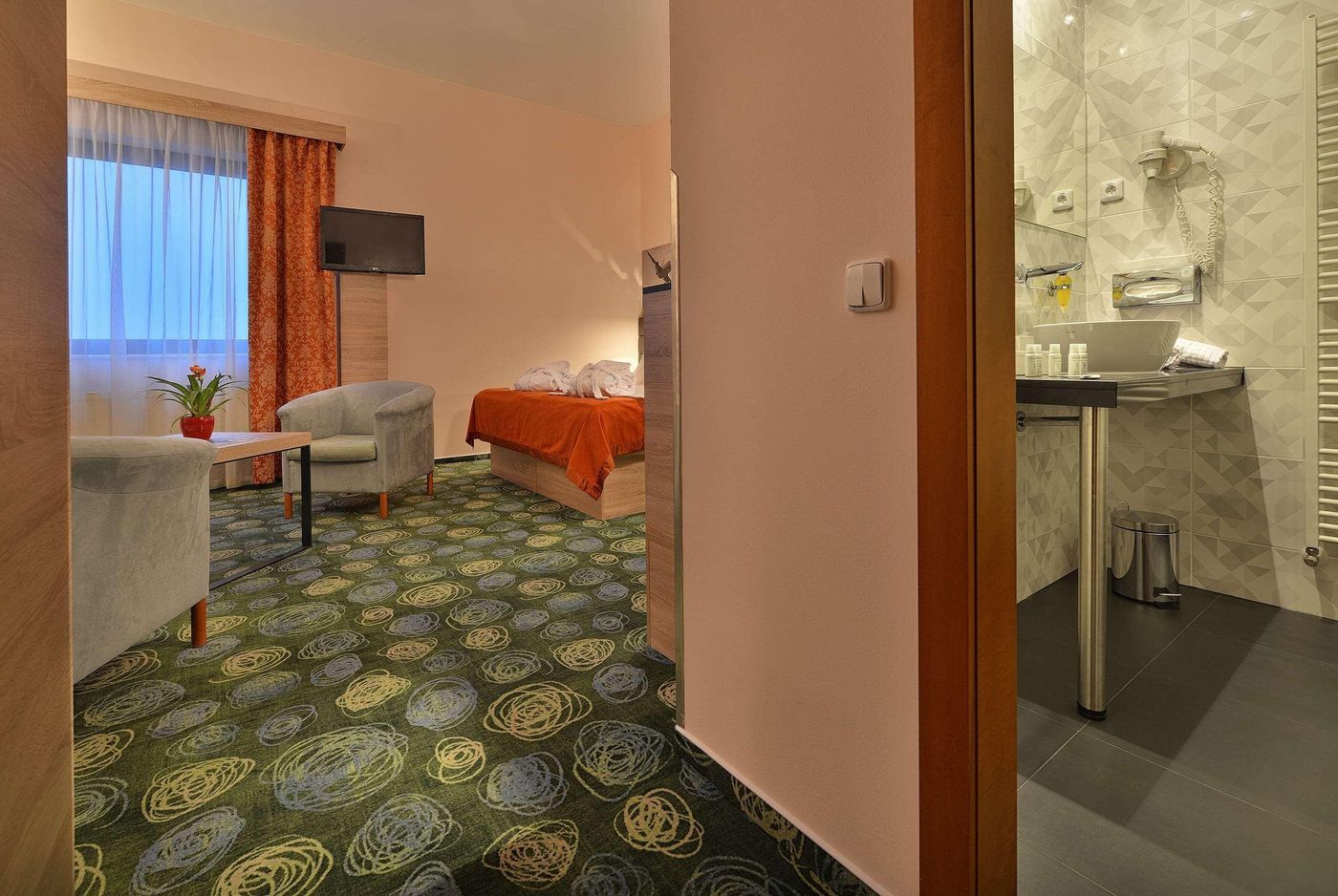 Ramada-Airport-Prague-Room-4