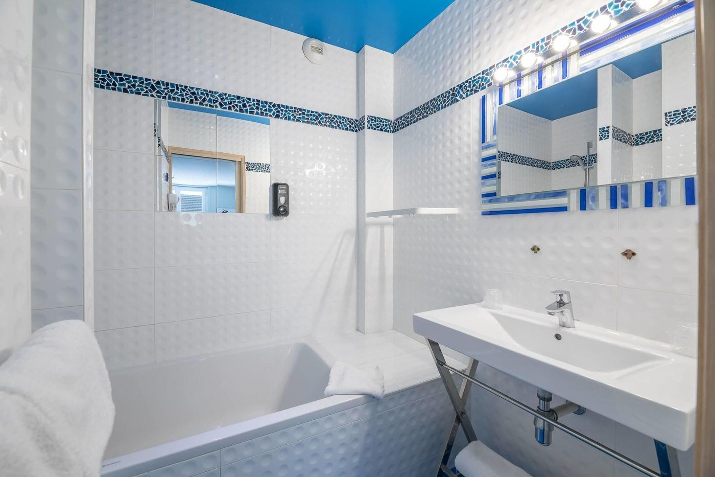 Hôtel Cosmopolitain-France-BIARRITZ-Room-9