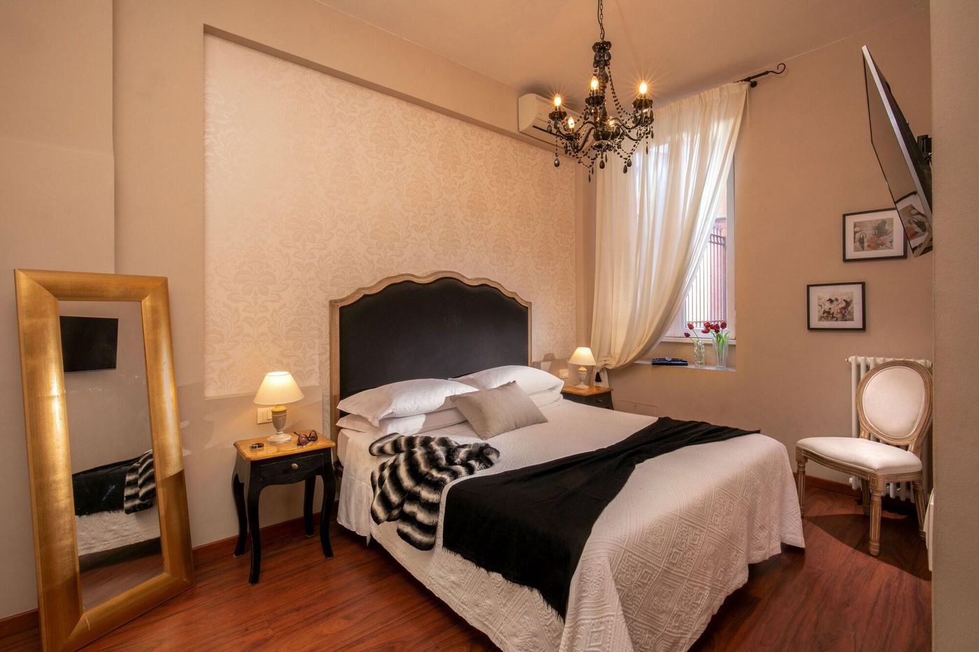 Avignonesi-Suites---Daplace-Collection-Room-14