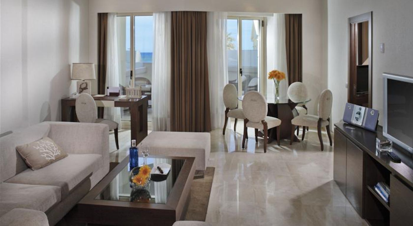 Las Arenas Balneario Resort