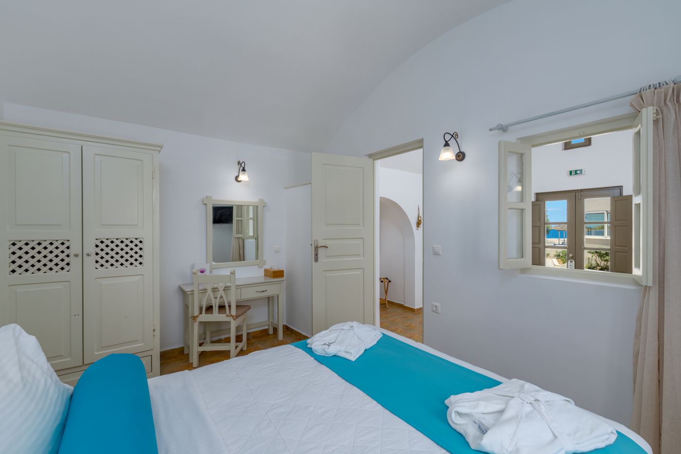 En-Plo-Boutique-Suites---Oia-Santorini-Room-33