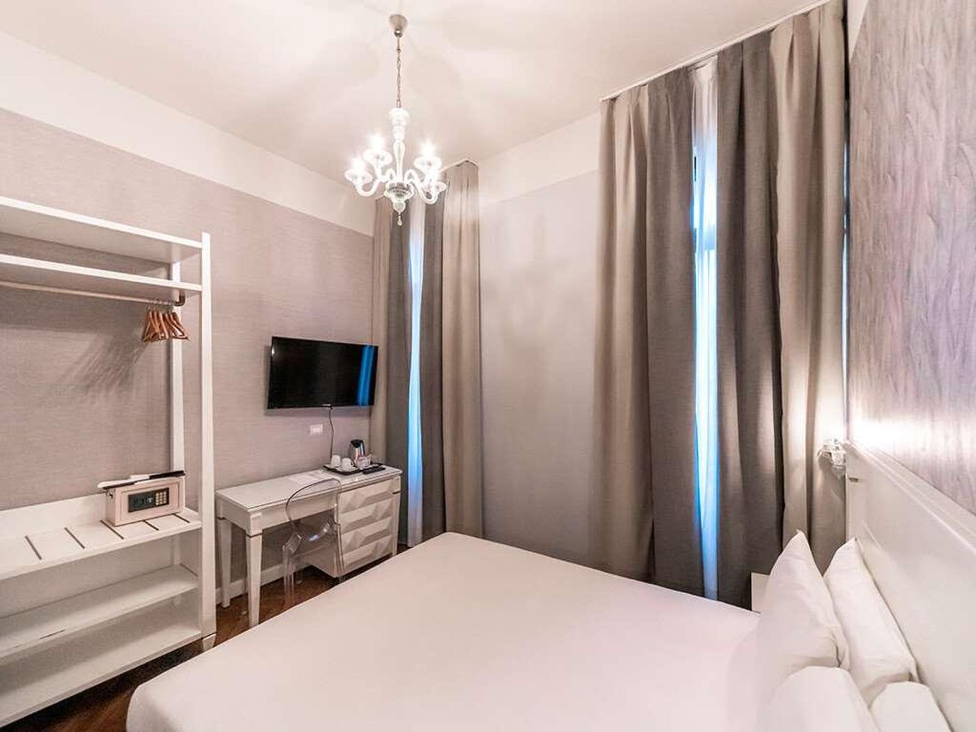 Sonder-Salute-Palace-Room-36