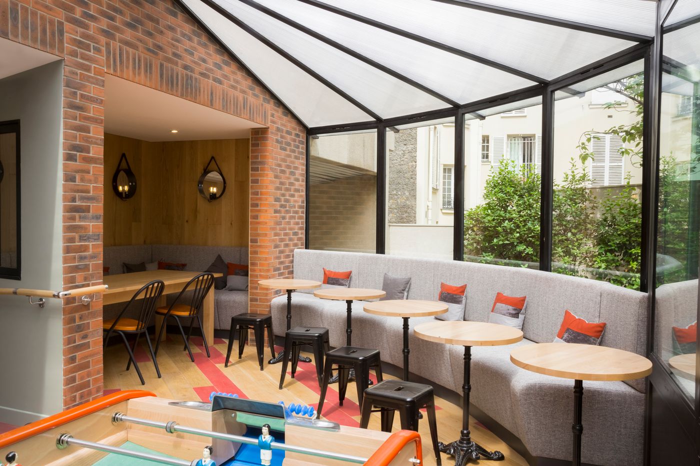 Hotel-Izzy-Restaurant-12