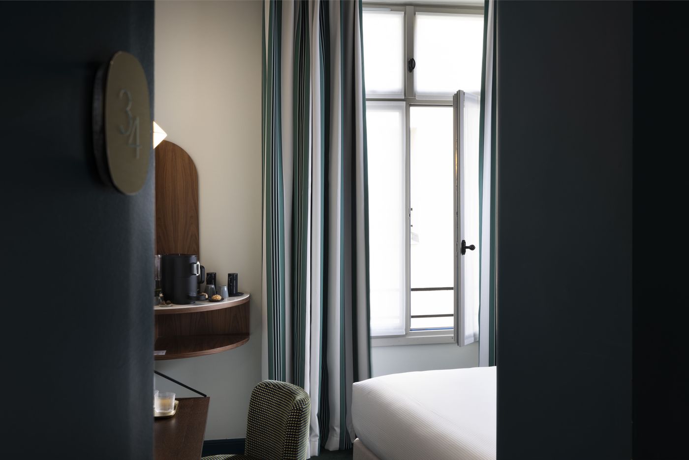 Hotel-L-de-Lutece-Room-40