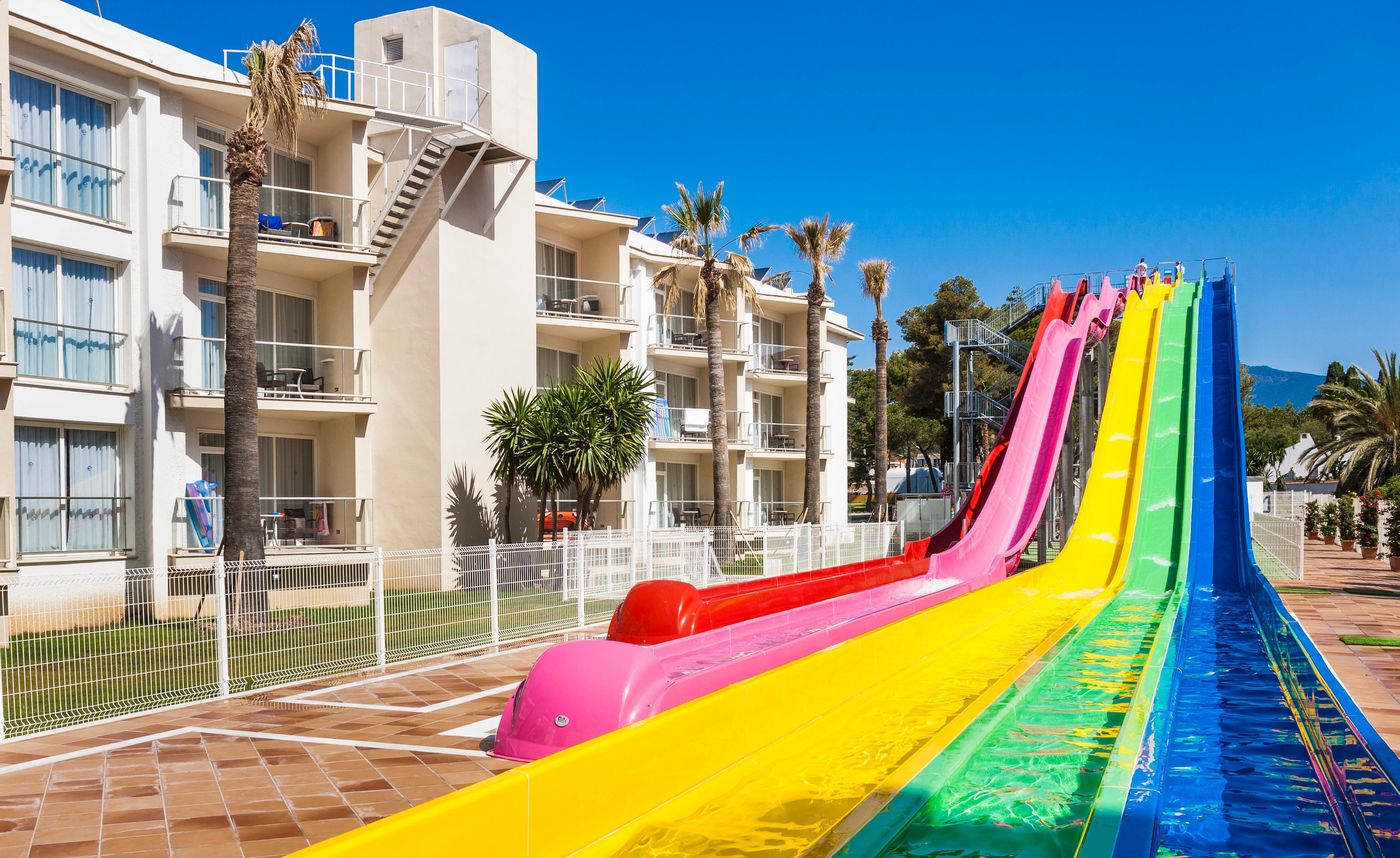 Globales-Playa-Estepona-Sports-and-Entertainment-3