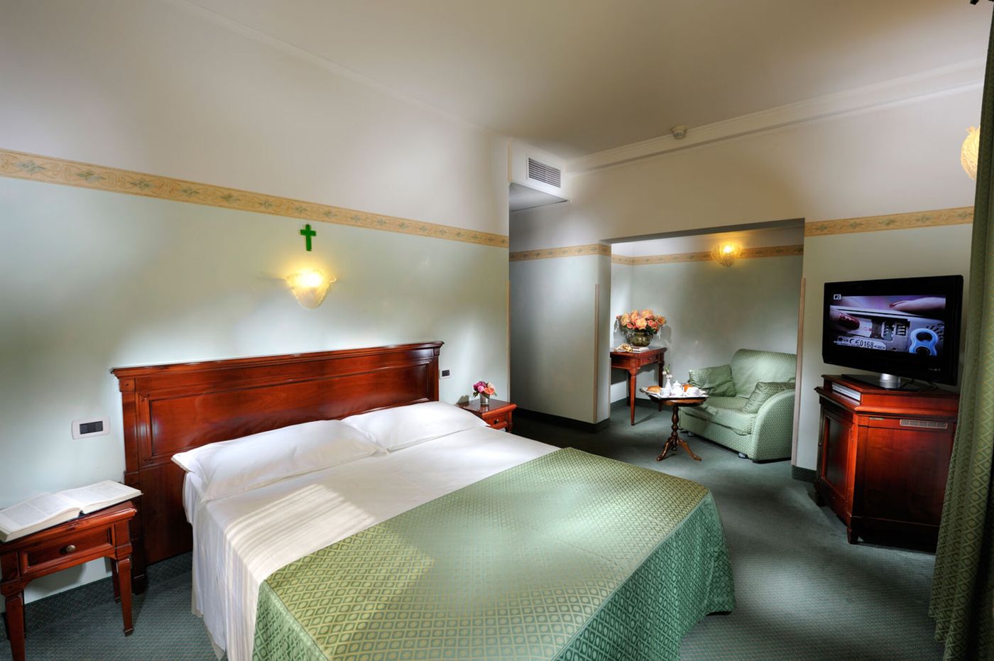 Russo-Palace-Room-24