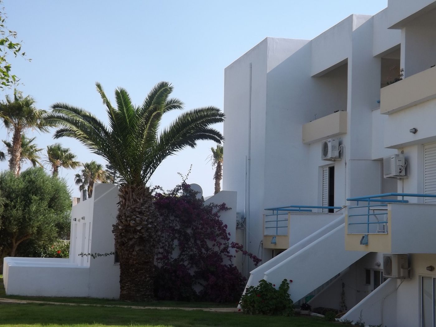 Leonidas-Hotel-And-Studios-General-view-17