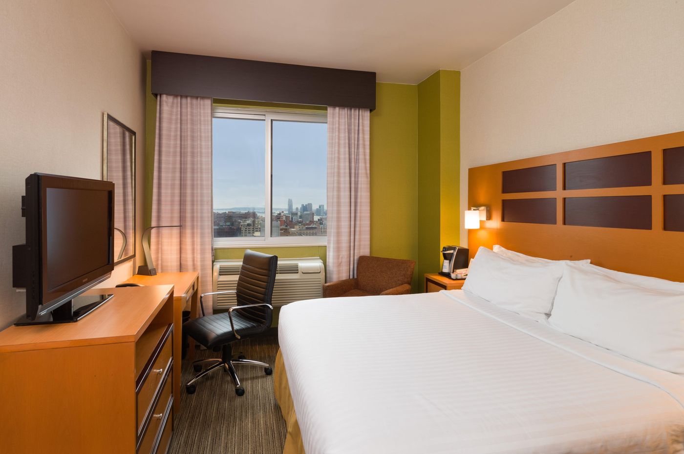 Holiday-Inn-Express-New-York-City-Times-Square-Room-5