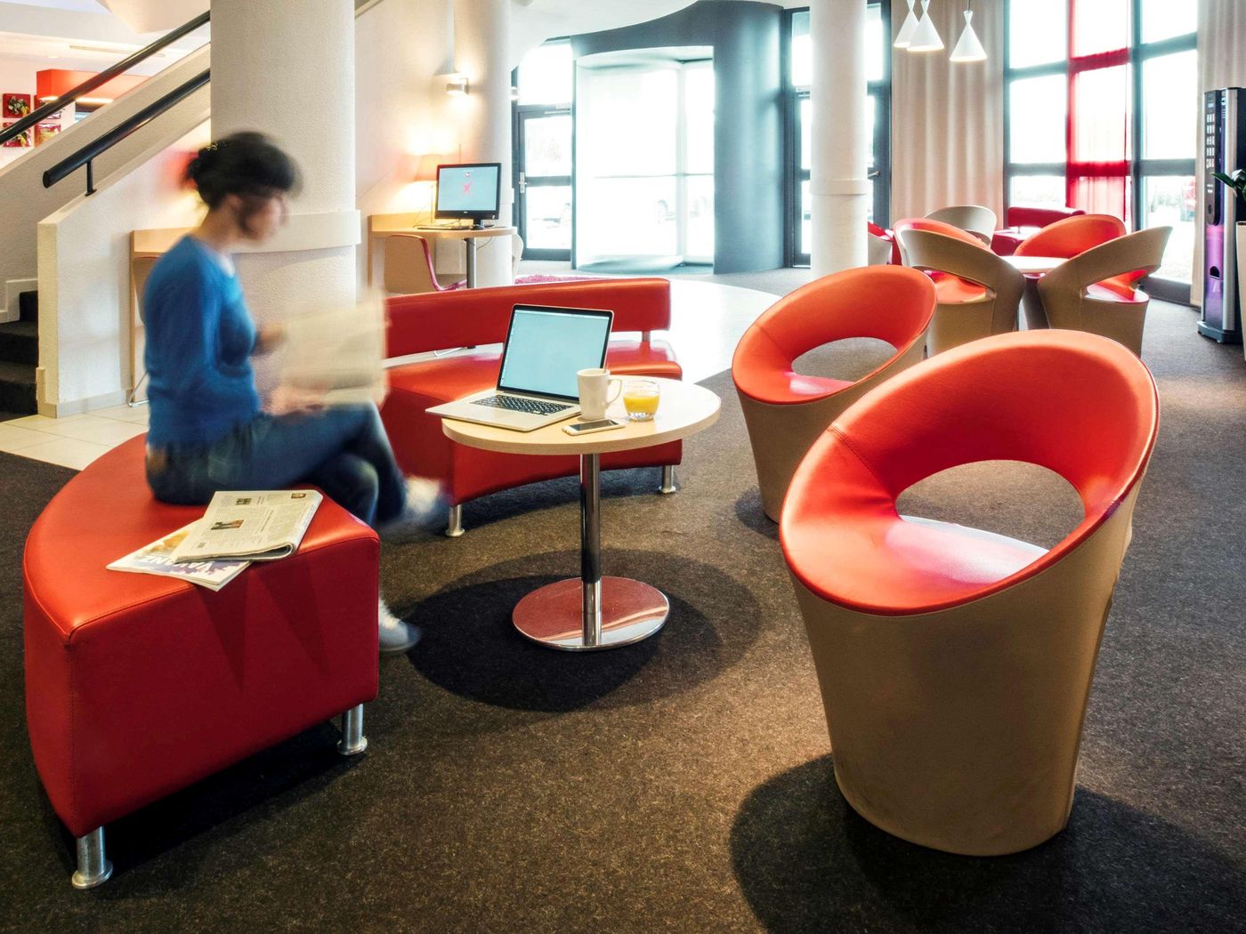 ibis-Luxembourg-Aeroport-Lobby-17