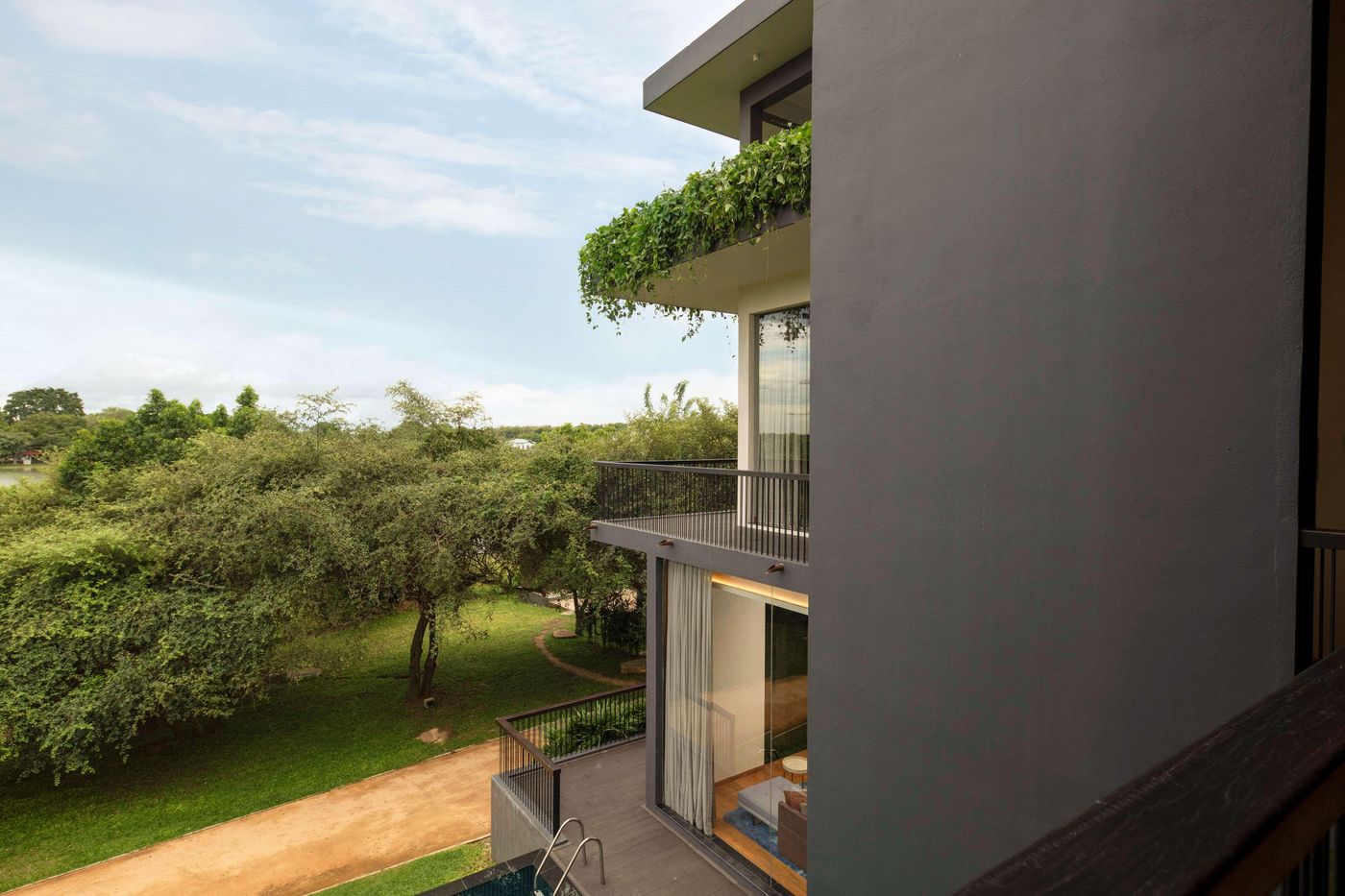 DoubleTree-by-Hilton-Weerawila-Rajawarna-Resort-Room-9