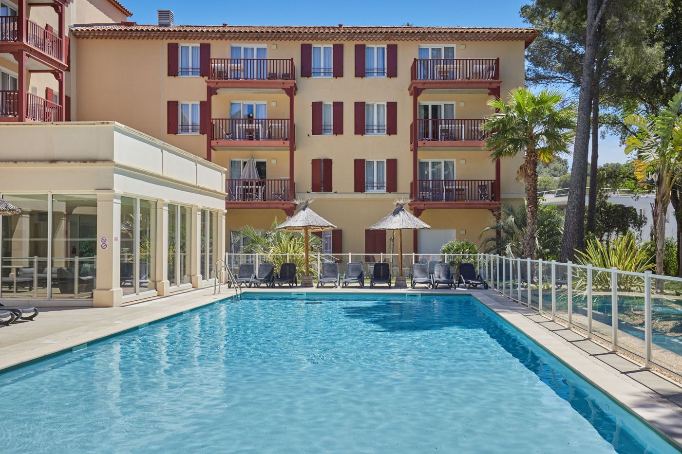 Residence-Prestige-Odalys-Les-Canissons-Pool-4