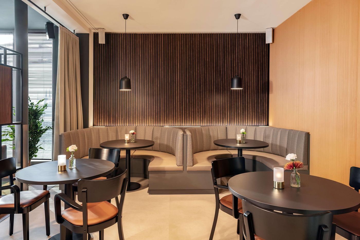 NH-Koln-Altstadt-Bar-15