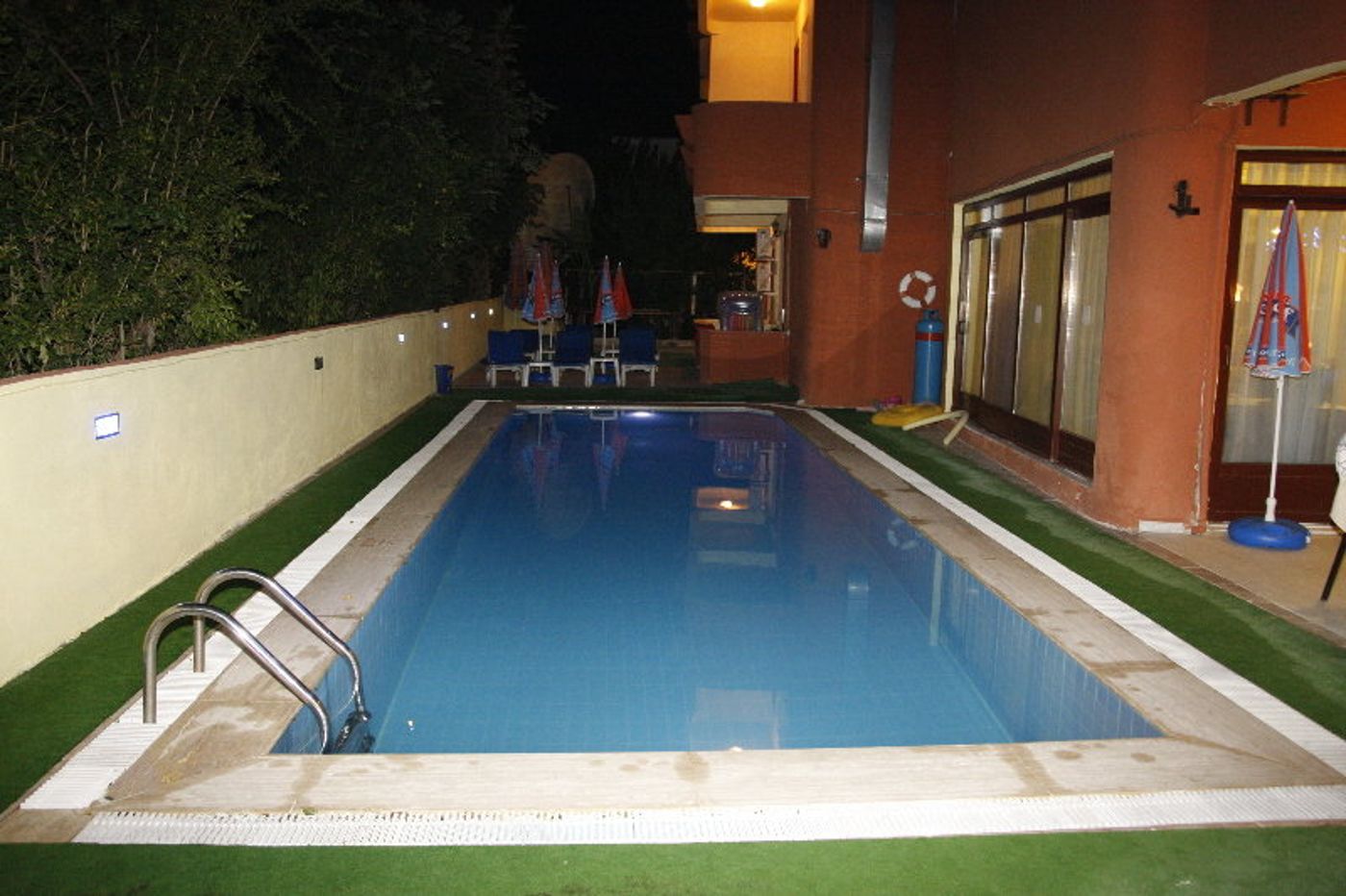 Swans-1-Hotel-Pool-4