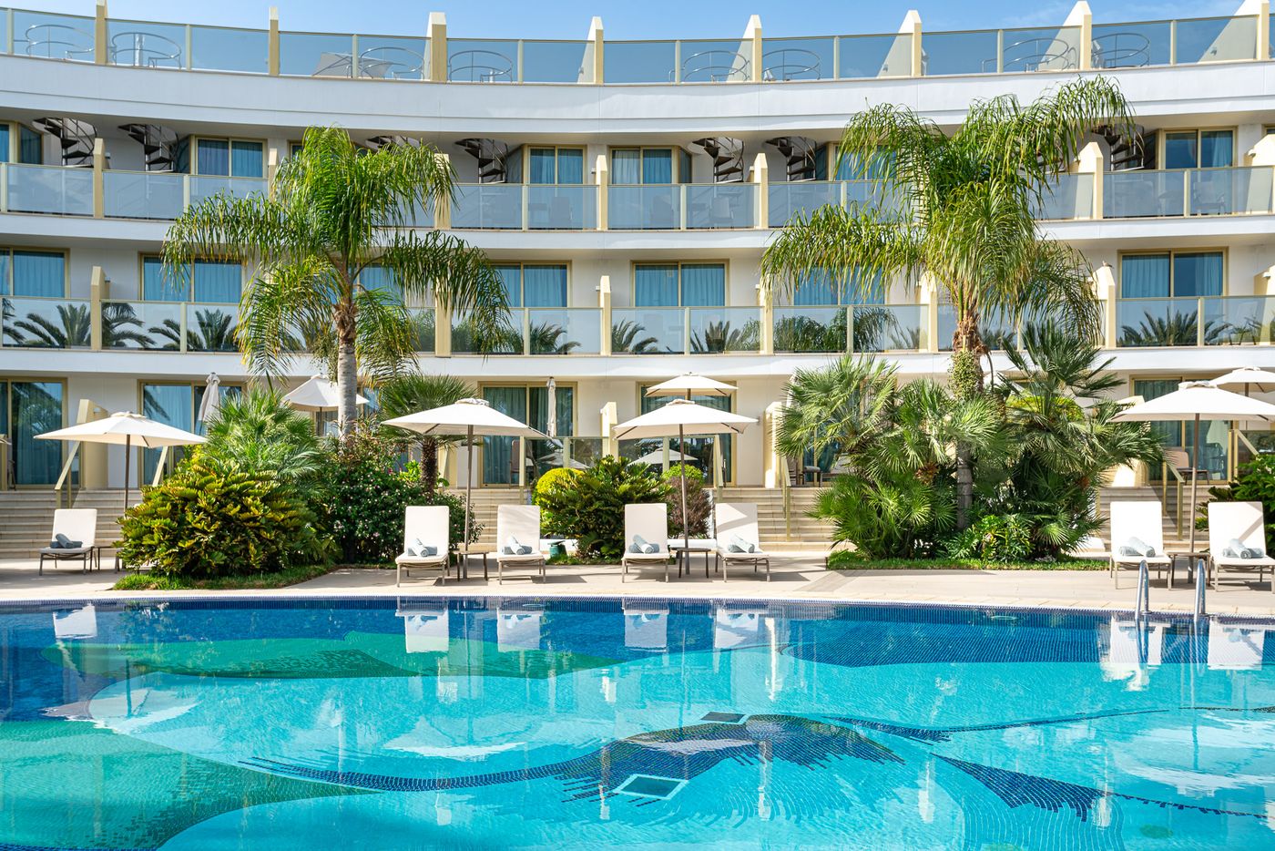 Hotel-Sir-Anthony-Pool-3