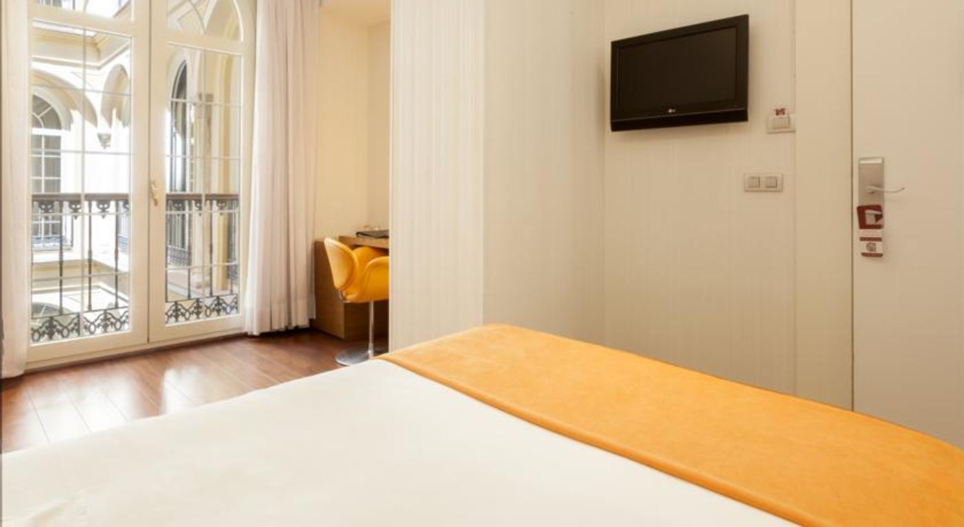 Petite Palace Plaza Hotel