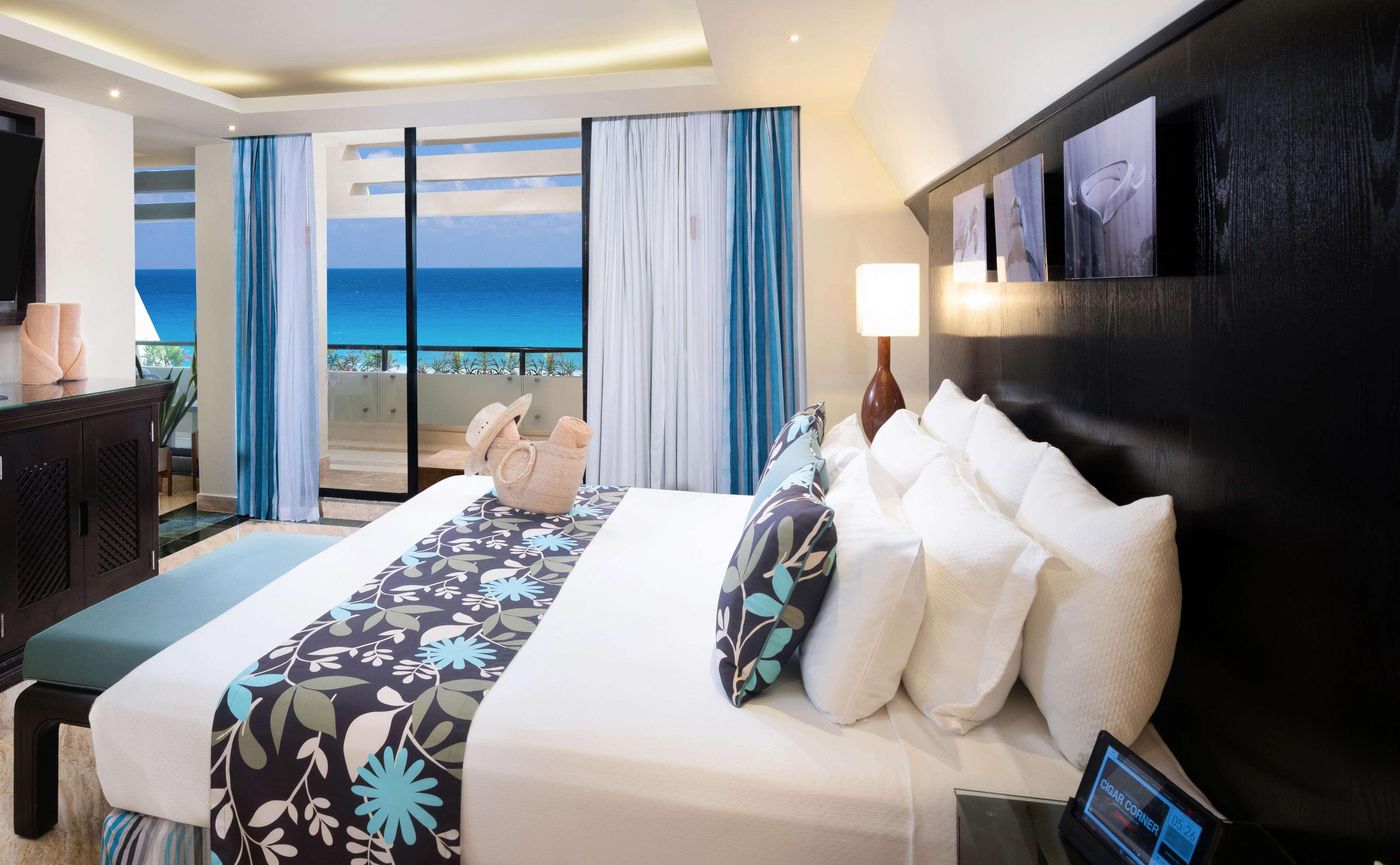 The-Pyramid-at-Grand-Oasis-Room-39