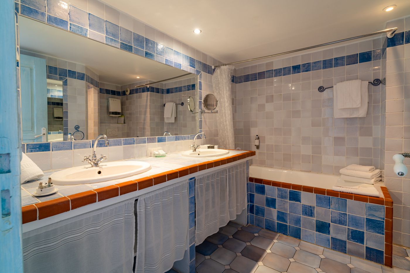 Hotel-L-Orangeraie-Room-41