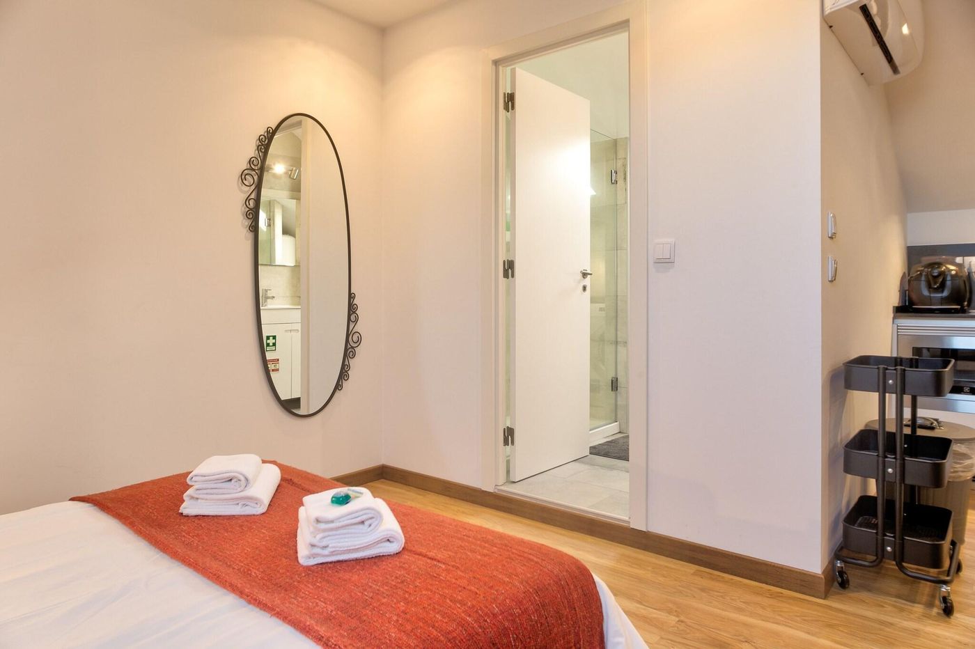 Home-Out-Rooms---Apartments-Room-94