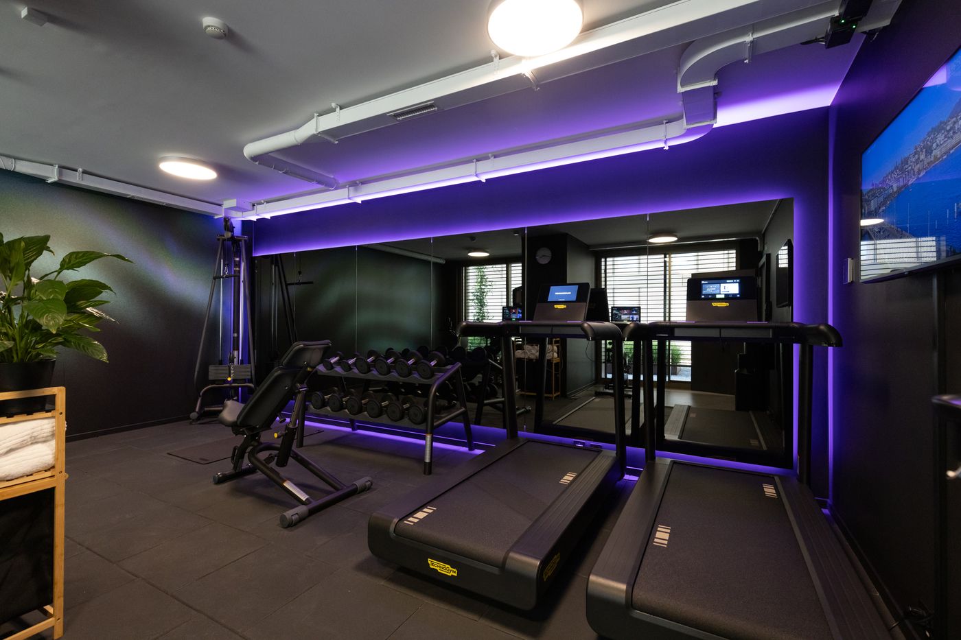 Yotel-Geneva-Lake-Sports-and-Entertainment-39