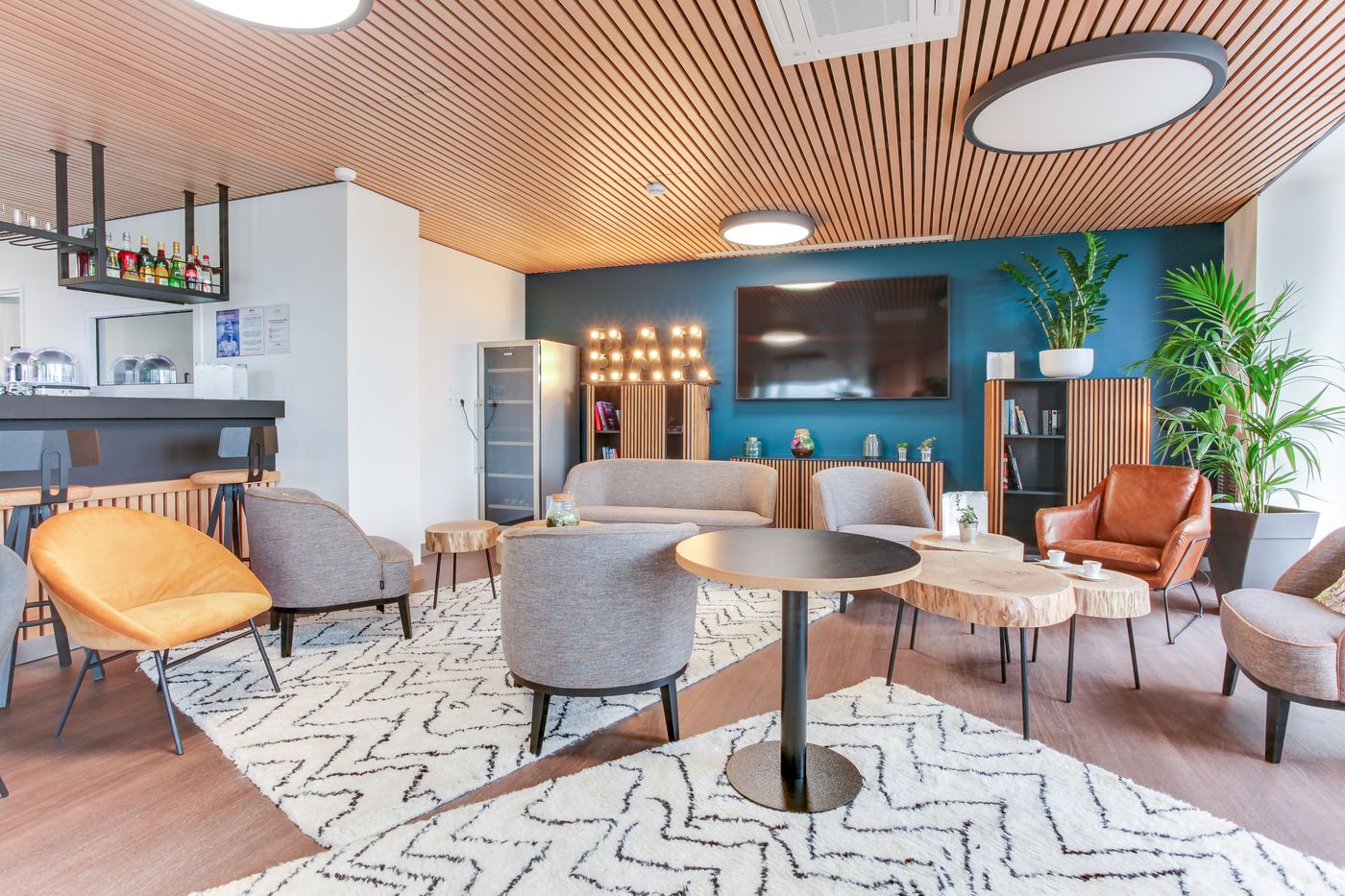 All-Suites-Massy-Palaiseau-Lobby-16