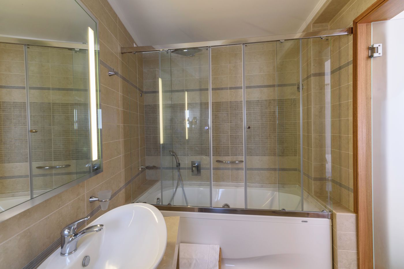  La Mer Deluxe Hotel & Spa Rooms