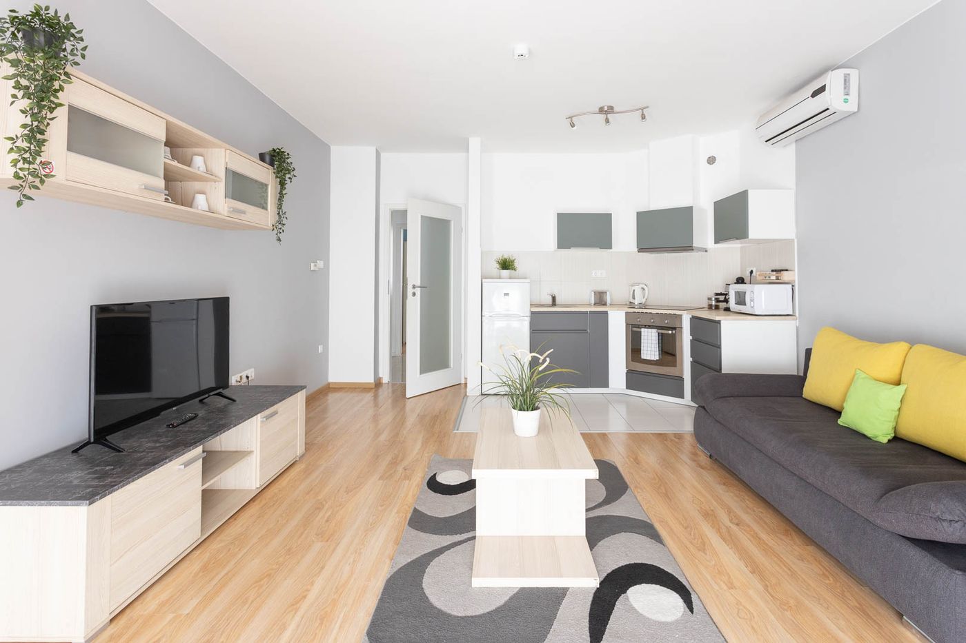 Corvin-Plaza-Apartments---Suites-Room-5