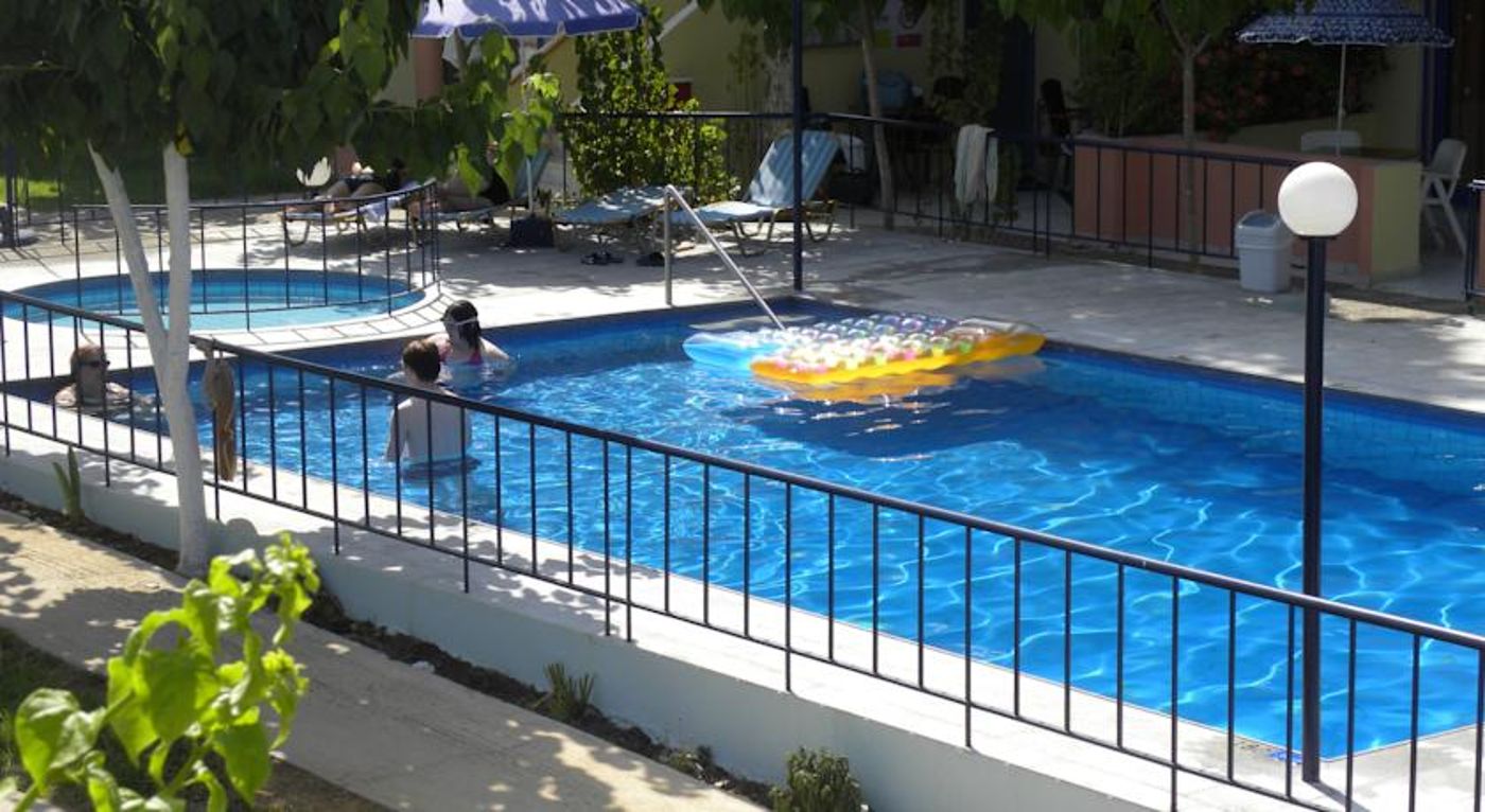 Leonidas Studios & Apartments