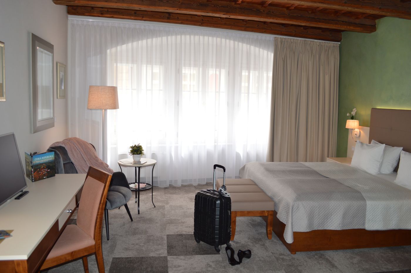 The-Golden-Wheel-Room-4