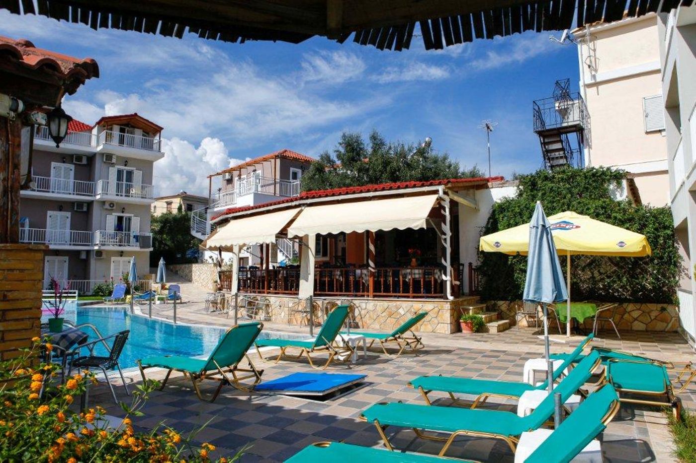 Amoudi Studios and Apartments