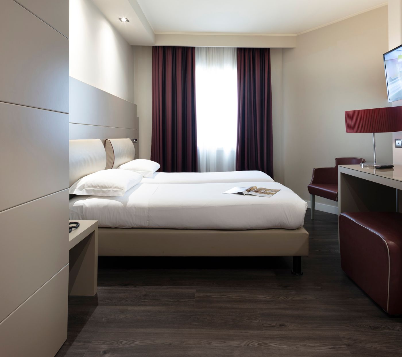 Smart-Hotel-Holiday-Room-17