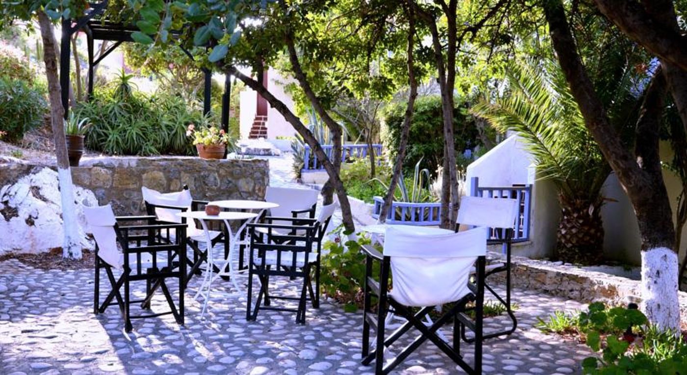 Korifi Suites Art Hotel