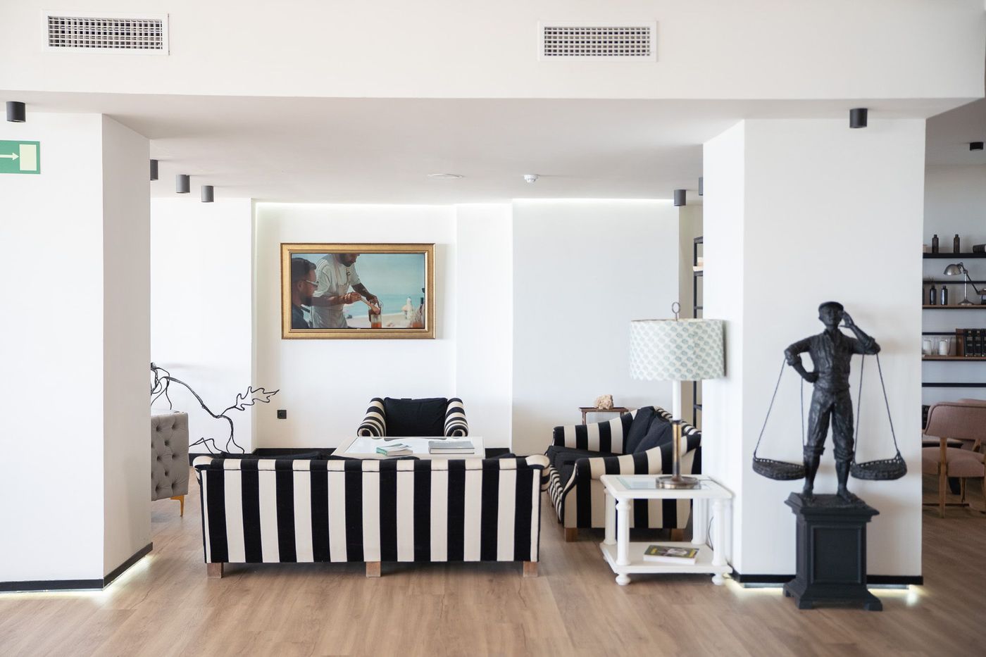 Fay-Victoria-Beach-Lobby-36