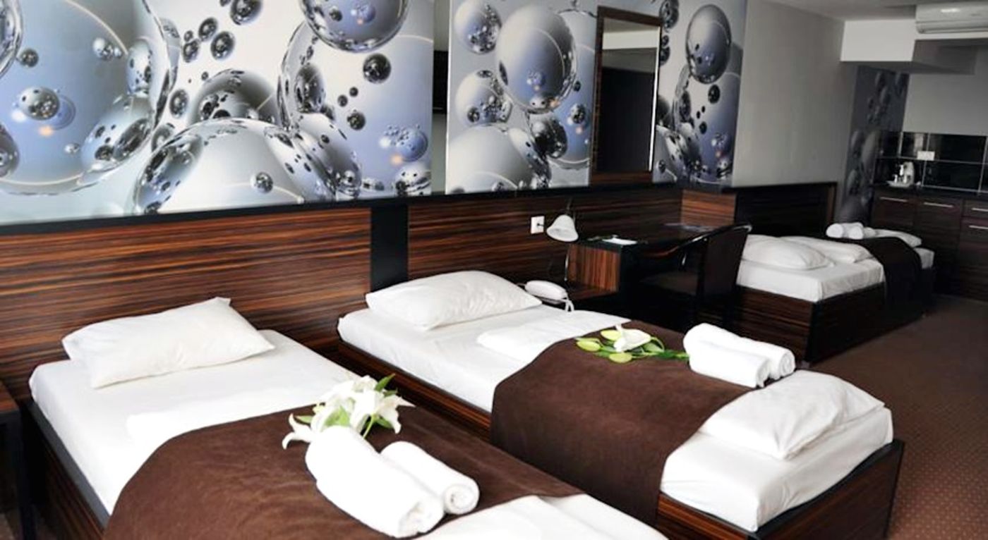 Green-Hotel-Budapest-Room-13