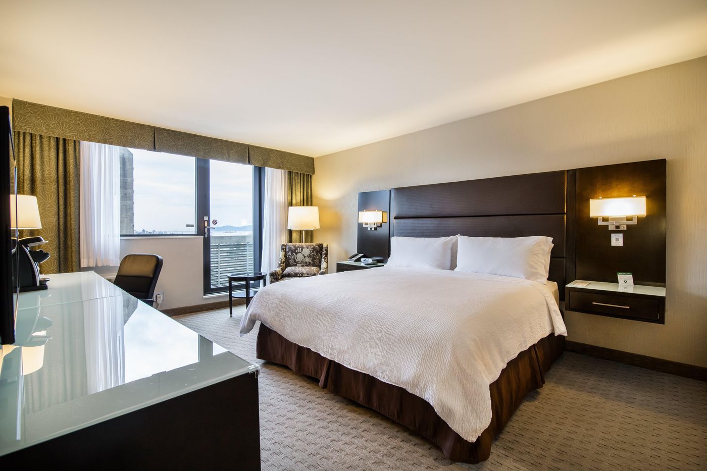 Holiday-Inn-Vancouver-Centre--Broadway--Room-12