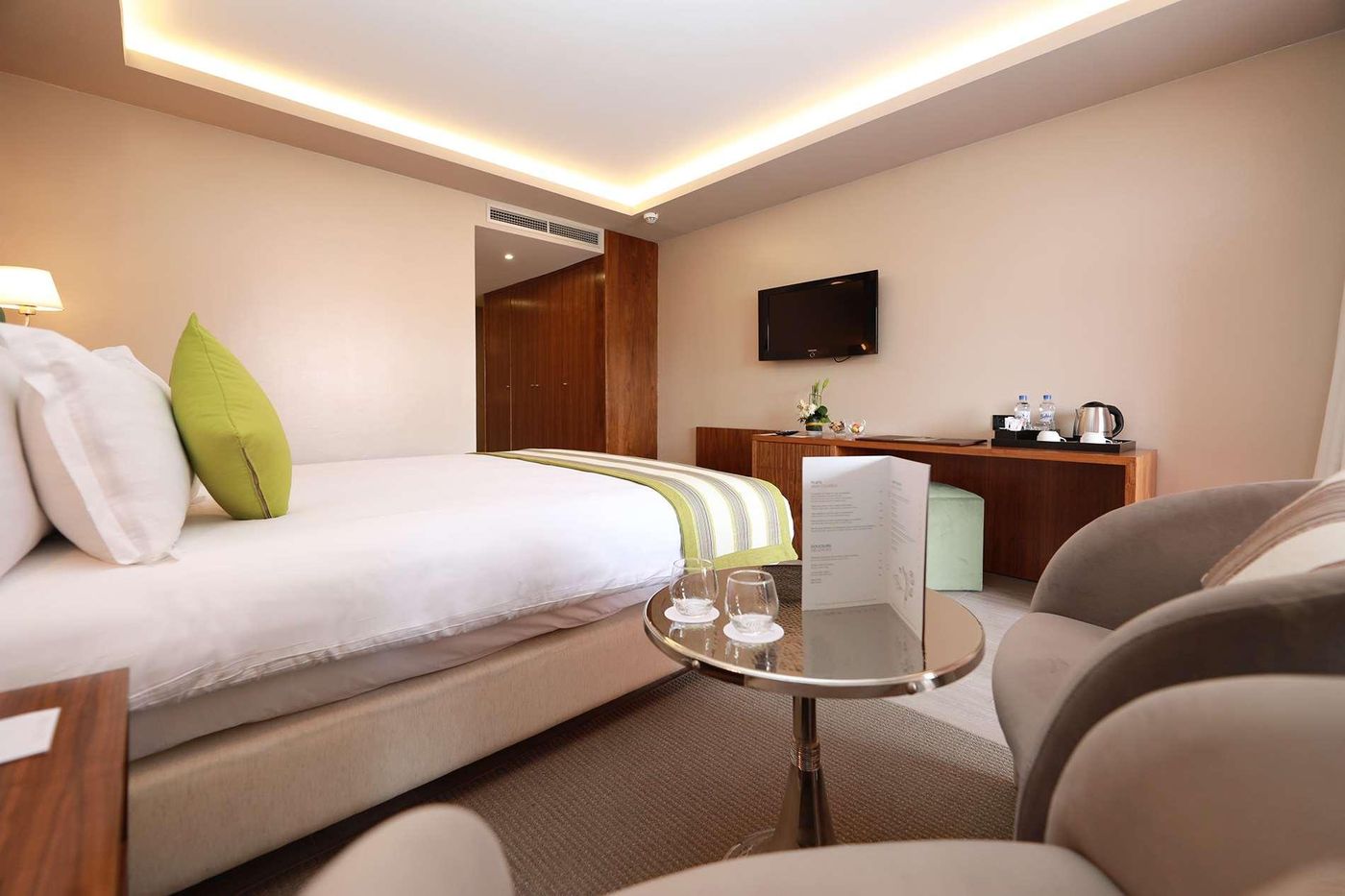 Kenzi-Rose-Garden-Room-22