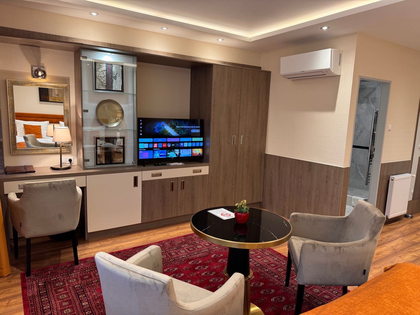 Hotel-Charles-Room-7