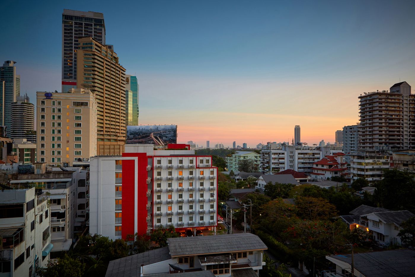 Red-Planet-Bangkok-Surawong-General-view-3