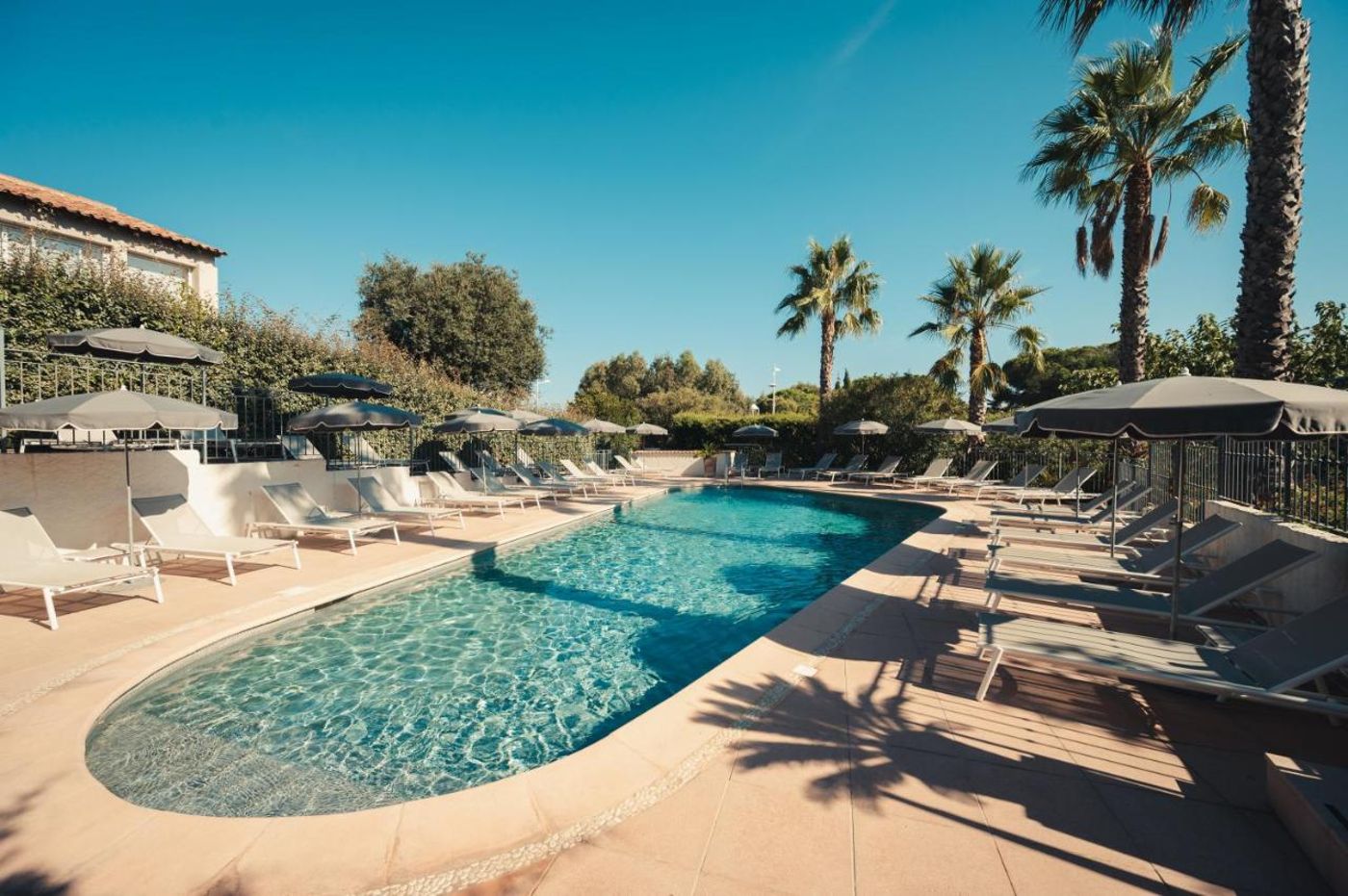 Hotel-Le-Catalogne-Pool-3