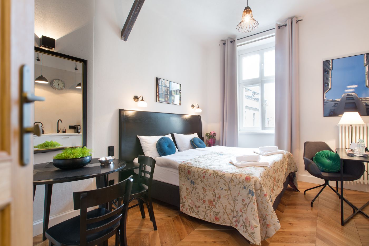 Antique-Apartments-Plac-Szczepanski-Room-19