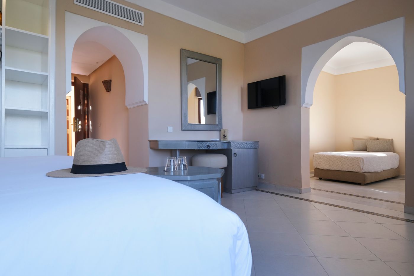 Valeria-Madina-Club-Room-32