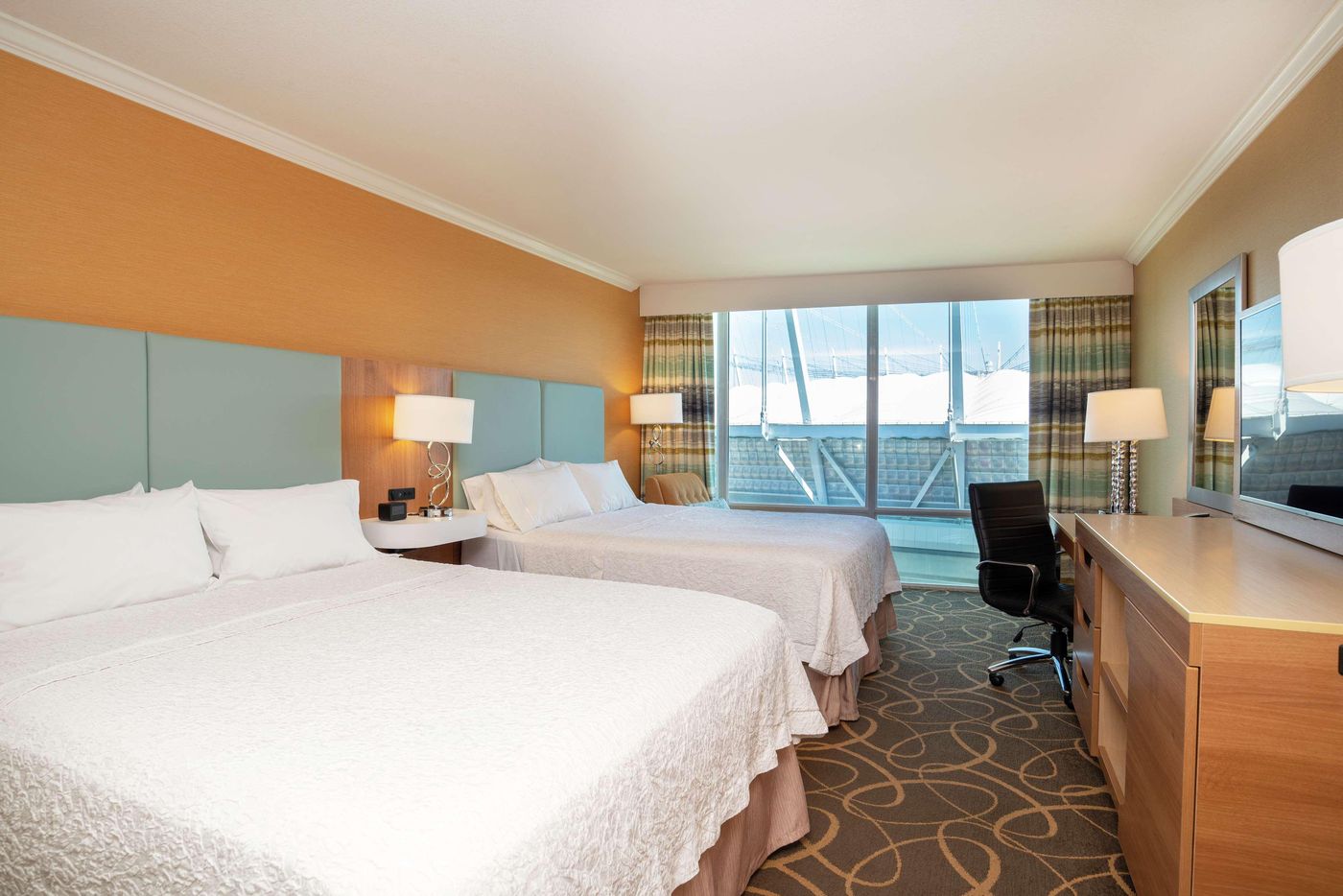 Hampton-Inn---Suites-By-Hilton-Vancouver-Downtown-Room-22
